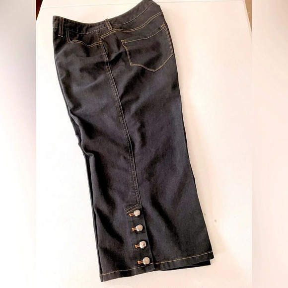 Larry Lavine 12 DARK blue stretch capris. Classic 5 pockets & 4 button accents. - Picture 1 of 8